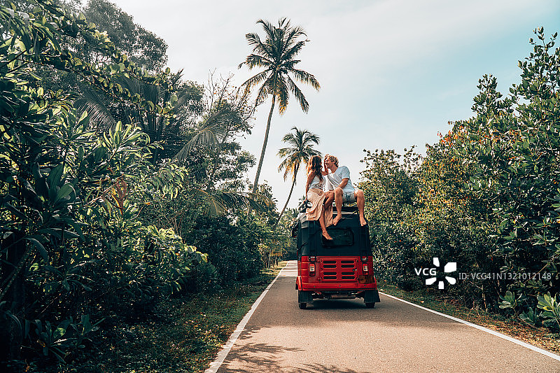 一对年轻夫妇在斯里兰卡浪漫的夏日公路旅行度假图片素材