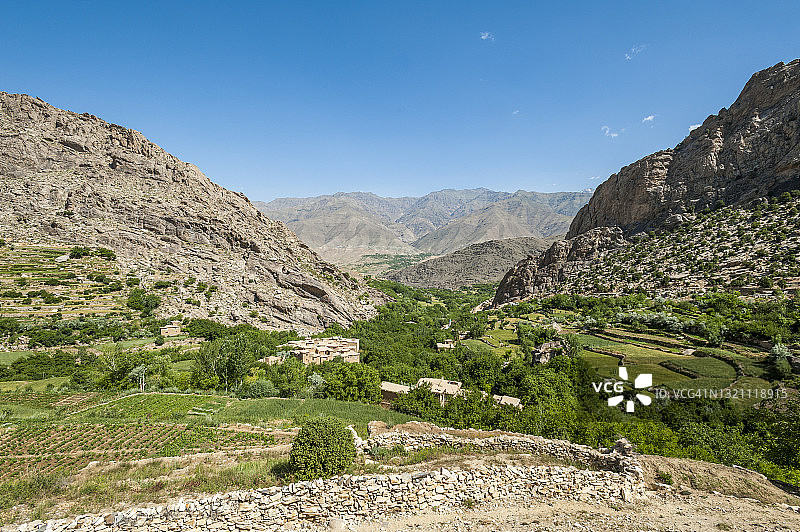 阿富汗Panjshir山谷的一个村庄和种植小麦和土豆的梯田图片素材