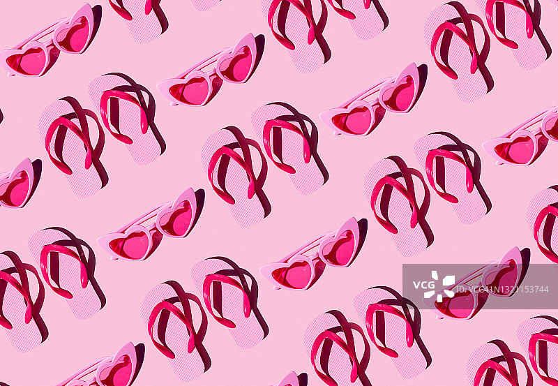 粉色心形复古太阳镜和人字拖搭配淡粉色背景图片素材