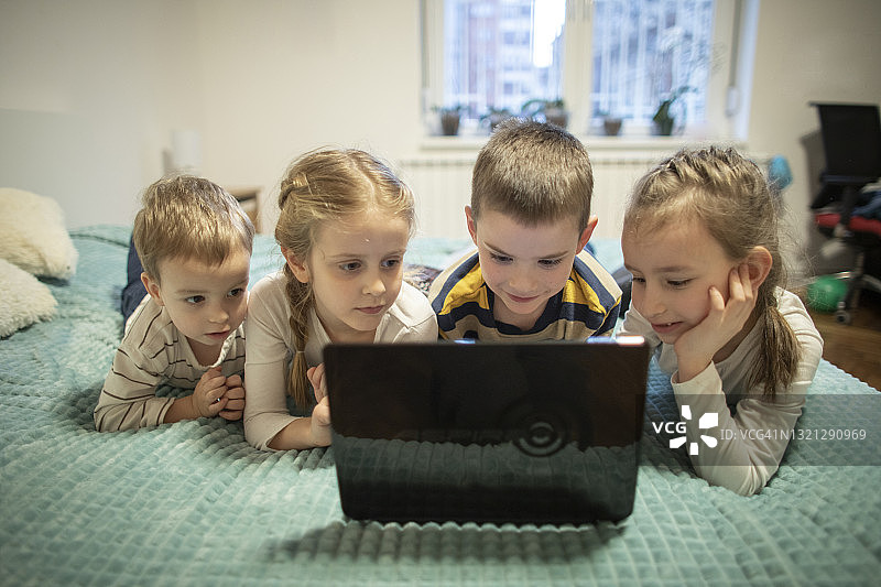 一群快乐的学龄前儿童使用笔记本电脑图片素材