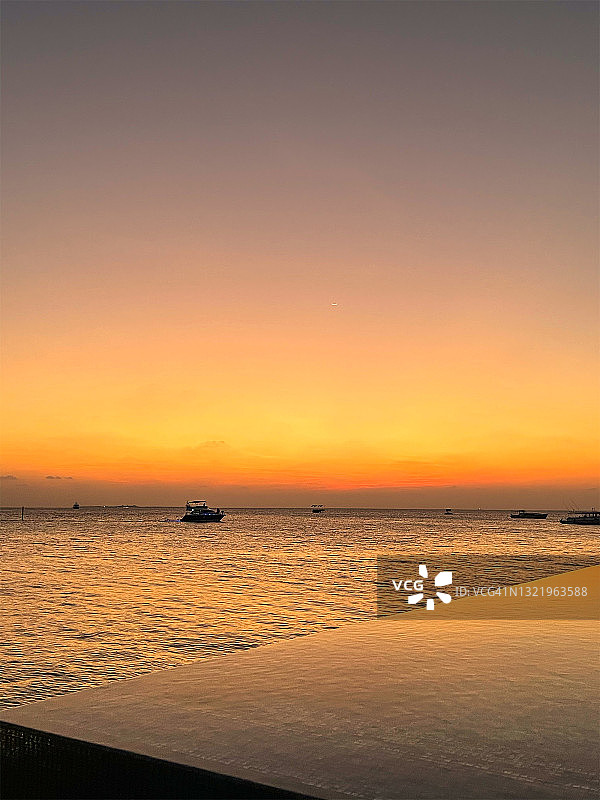 日落时分的马尔代夫热带海滩全景。图片素材