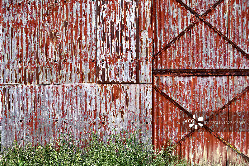 红色谷仓的门。图片素材