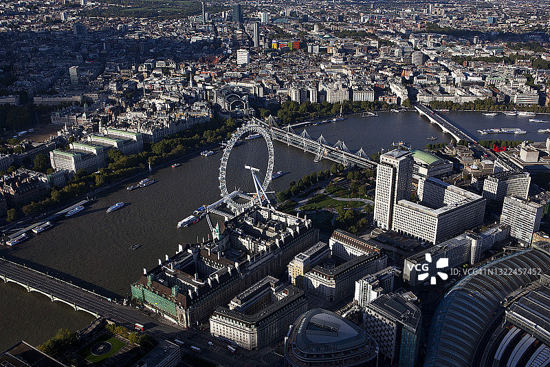 英国，伦敦，伦敦眼和泰晤士河的城市景观图片素材