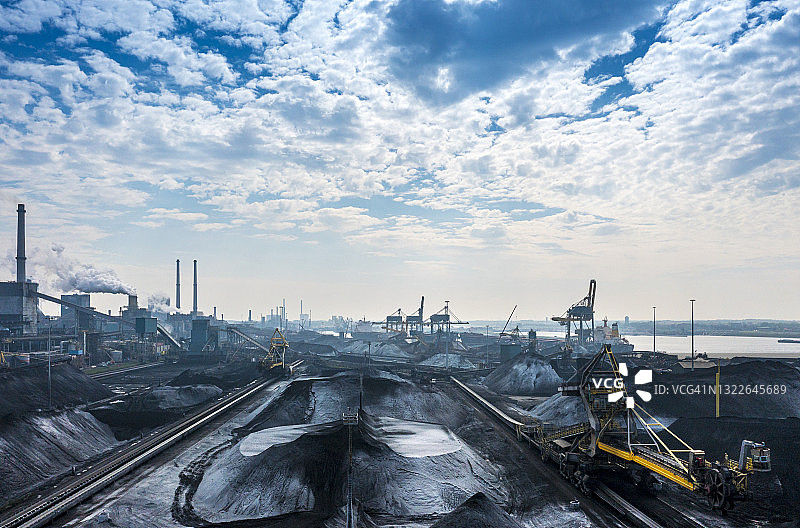 钢铁和煤炭。清晨的工业区图片素材