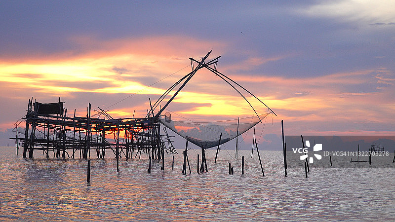 东南亚渔民的传统生活方式和当地独特的渔具。图片素材