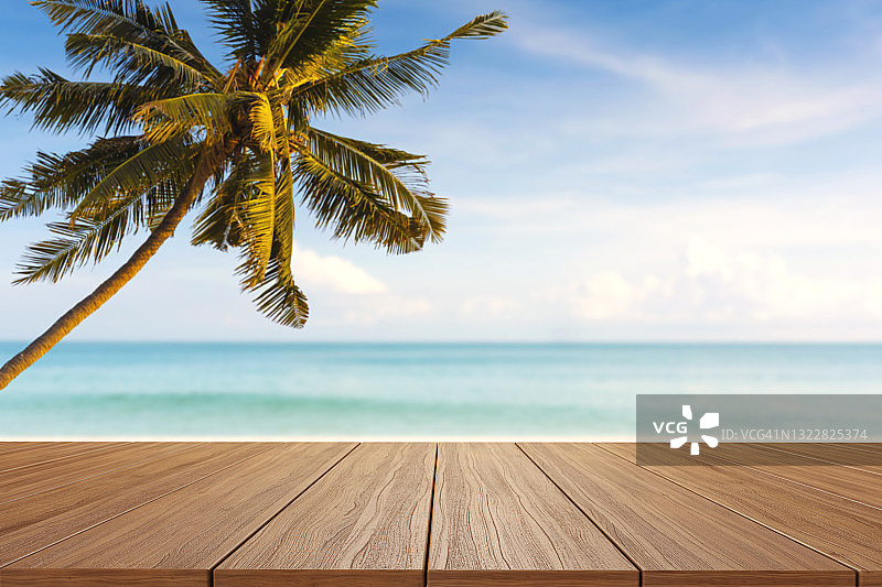 空的新木桌和日落海滩椰子树的背景图片素材