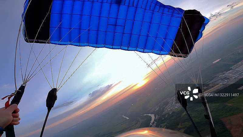 日出时跳伞者带着降落伞的视角图片素材