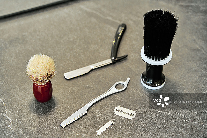 一个理发师的器具在桌子上的俯视图。男士美发和护发理念。图片素材