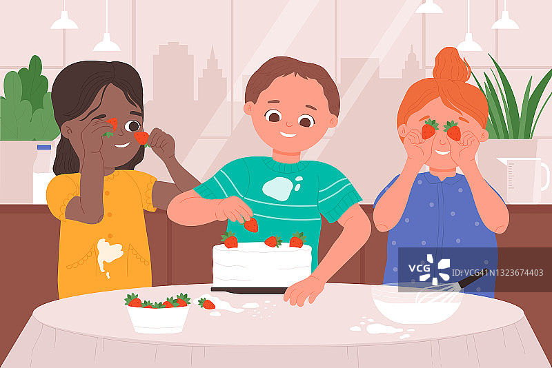 厨师孩子们做饭玩得很开心，坐在厨房餐桌前，拿着草莓装饰蛋糕图片素材