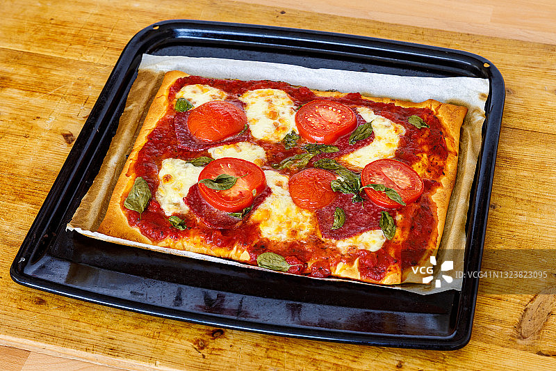 一顿自制意大利披萨的晚餐图片素材