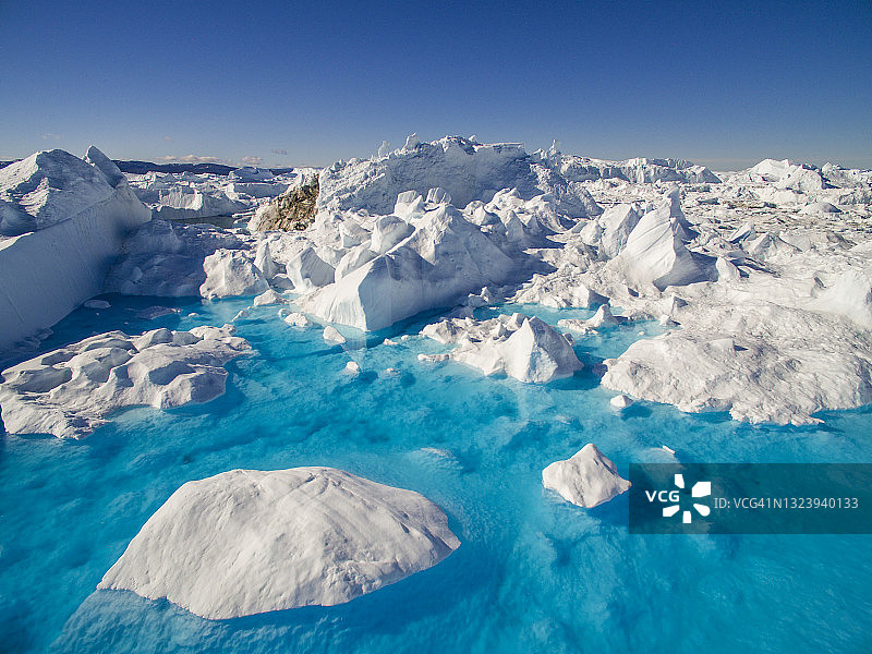鸟瞰图的冰山上的融水池雅各布港冰峡湾，伊卢利萨特，格陵兰图片素材