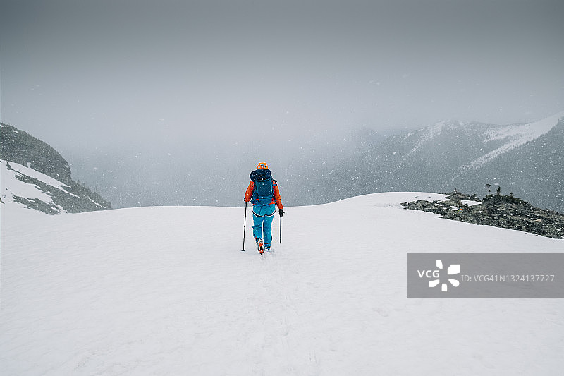 在BC省彭伯顿附近的暴风雪中，登山者沿着山脊徒步行走图片素材