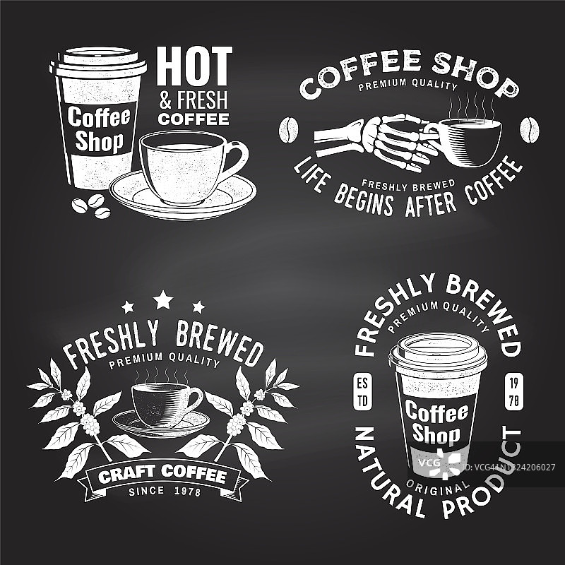 一套咖啡店标志，徽章模板在黑板上。矢量排版设计与纸咖啡杯和咖啡树的树枝，骨架手轮廓。为餐厅，咖啡厅的菜单模板图片素材