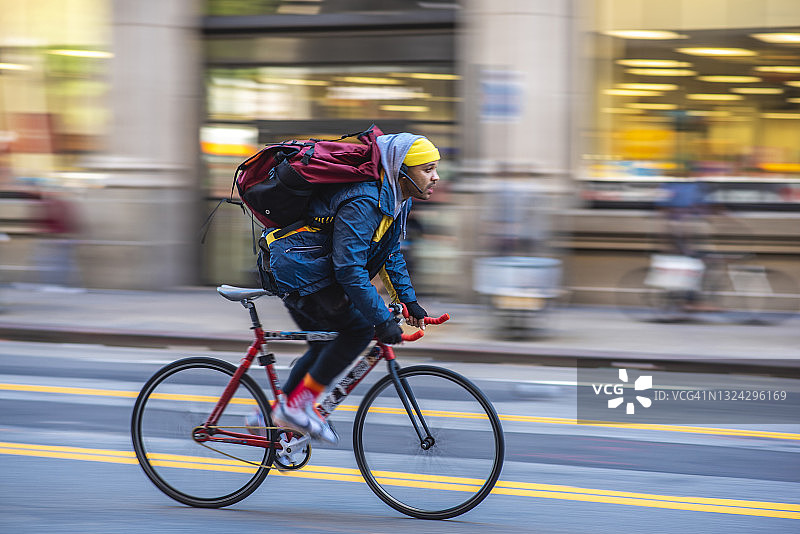 混合比赛自行车信使在城市街道上骑车图片素材