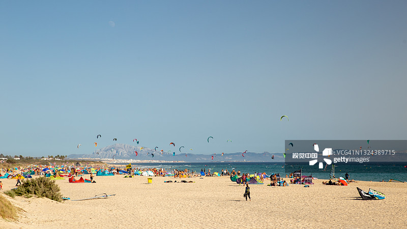 数百人在著名的蓬帕洛马塔里法海滩练习风筝冲浪的美丽全景图片素材
