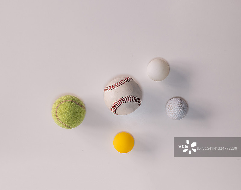 不同的球为不同的运动，如棒球，网球，乒乓球，frontenis和高尔夫在白色背景与复制空间概念运动球图片素材