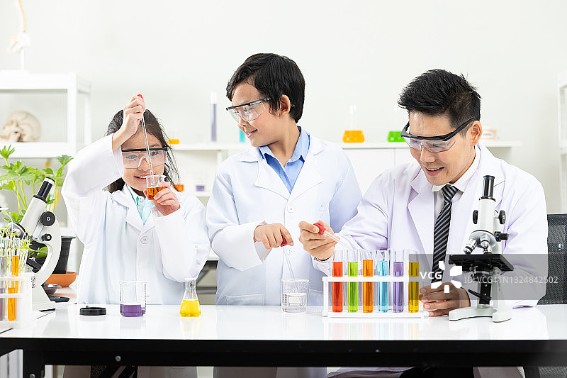 科学老师在实验教室里和学生们一起做化学实验图片素材