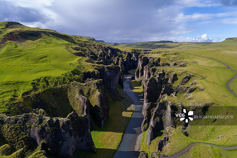 无人机拍摄冰岛Fjadrargljufur独特的景观。顶级旅游目的地。Fjadrargljufur峡谷是一个巨大的峡谷，约100米深，约2公里长，位于冰岛东南部图片素材