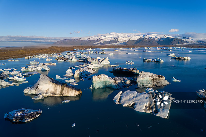 冰岛Jokulsarlon礁湖冰山的无人机视图图片素材