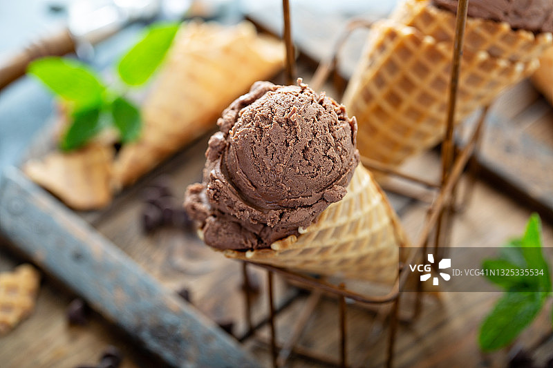巧克力薄荷甜筒冰淇淋图片素材