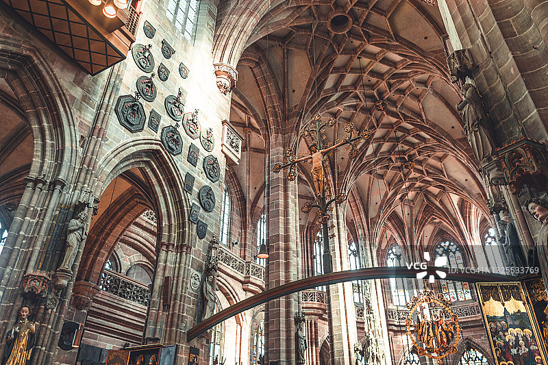 德国巴伐利亚州纽伦堡市圣洛伦兹教堂内部的低角度视图图片素材