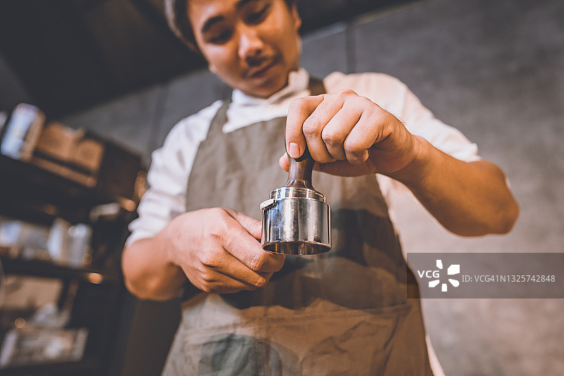 专业的咖啡师在经典的咖啡馆里制作新鲜咖啡的热饮，一杯咖啡色香气的热意式浓缩咖啡，为早上提供咖啡因饮料，咖啡豆和早餐背景图片素材