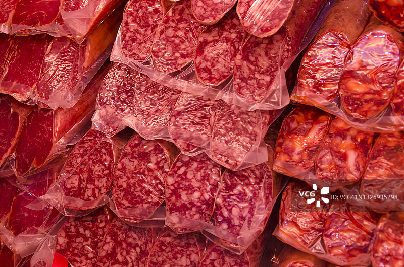真空包装的猪腰肉、香肠和西班牙辣香肠图片素材