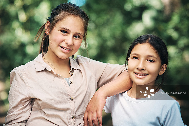 两名少女在夏令营拥抱大自然的照片图片素材