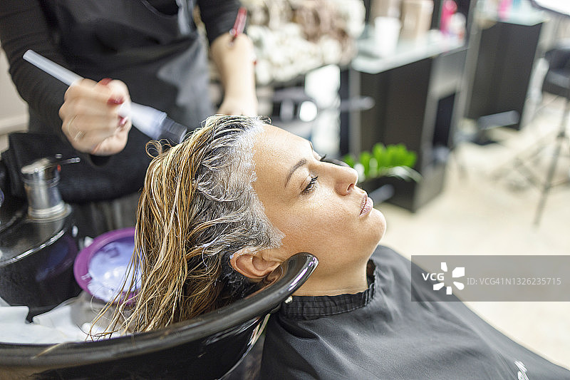 一个正经女人正在发廊洗刚染过的头发图片素材
