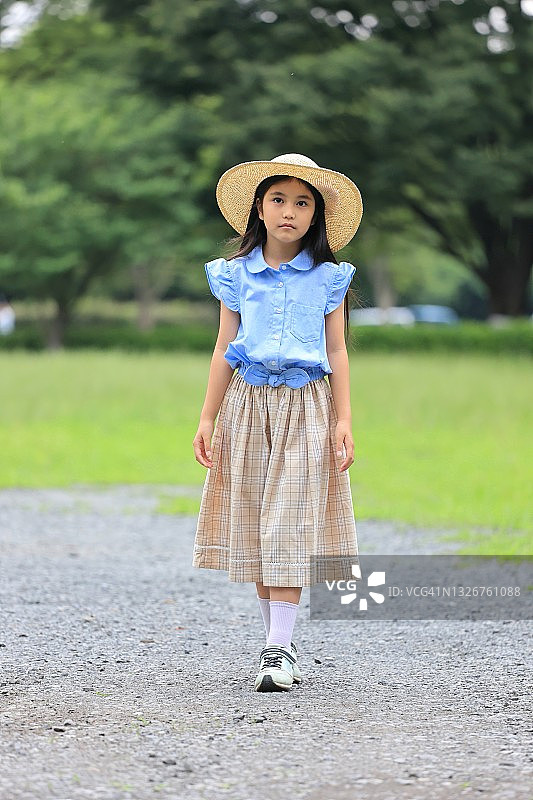 美丽的女孩在夏季装与草帽图片素材