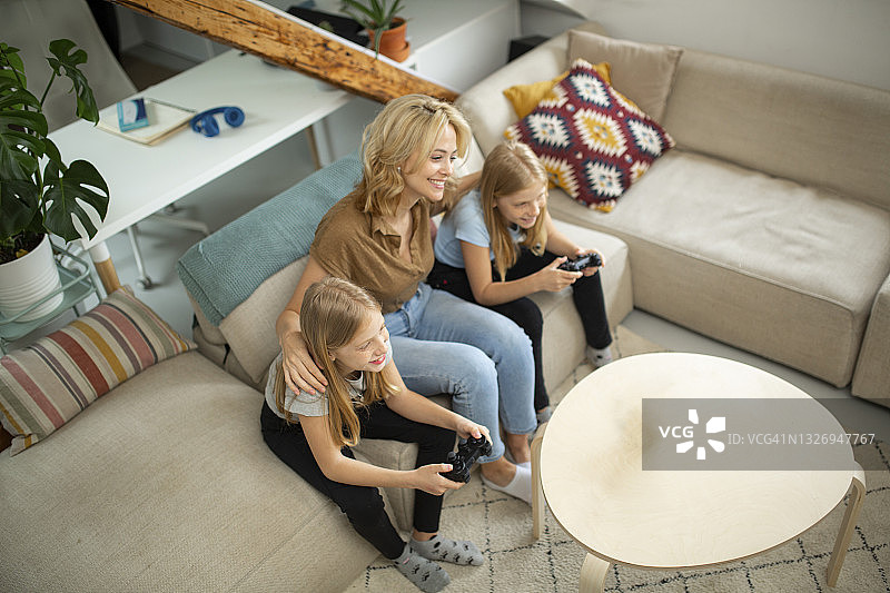 一个快乐的白人家庭在家里娱乐的高角度视图图片素材