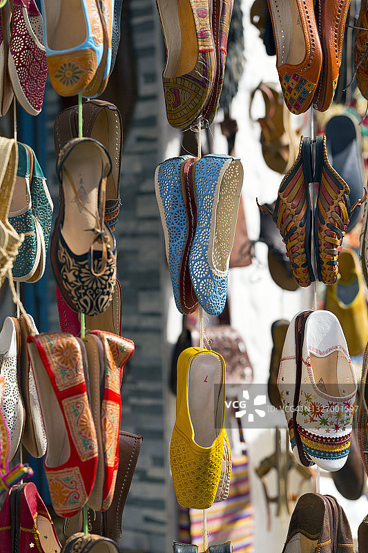 摩洛哥装饰拖鞋出售在Asilah露天市场，摩洛哥图片素材