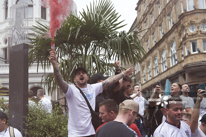 一名英格兰球迷在莱斯特广场挥舞信号弹图片素材
