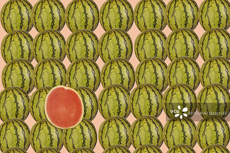多汁的西瓜在普通的背景图片素材