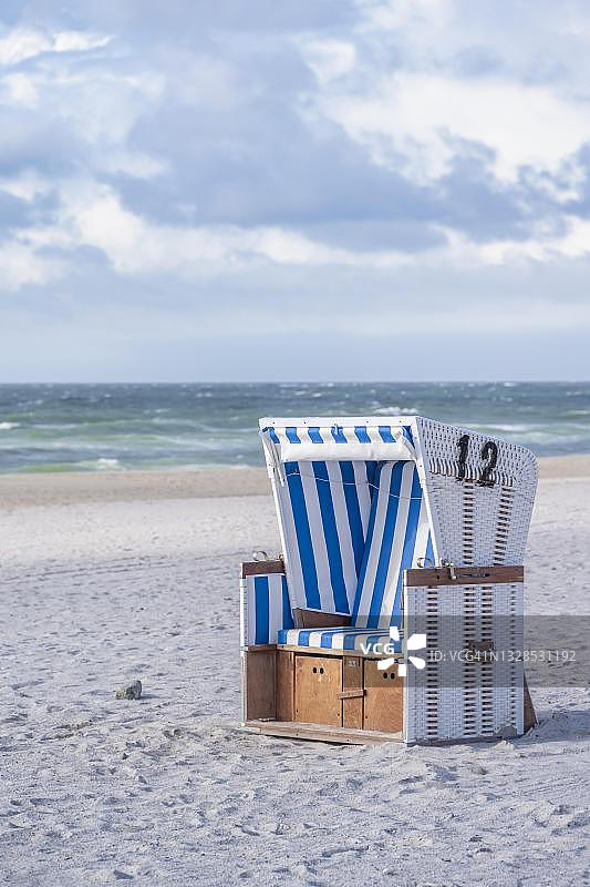 德国，石勒苏益格-荷尔斯泰因，北海，北弗里斯兰岛，西尔特，西海滩的沙滩椅图片素材
