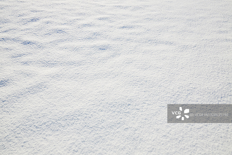 白雪覆盖的草地的全帧拍摄，抽象的背景图片素材