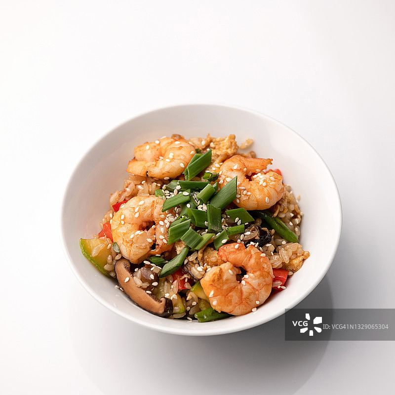 东方餐盘孤立在白色背景上。芝麻虾仁饭。泛亚洲菜,辣的图片素材
