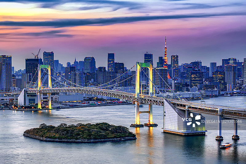 夕阳下东京塔背景下的彩虹桥照明，台场，日本东京图片素材