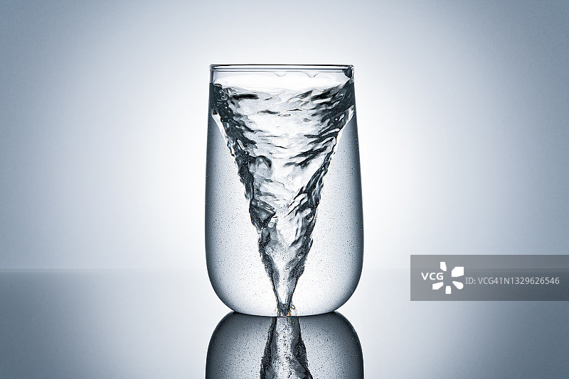 漩涡一杯水中的漩涡图片素材