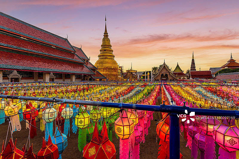 色彩缤纷的灯节和灯笼在Loi Krathong在Phra That Hariphunchai, Lamphun图片素材