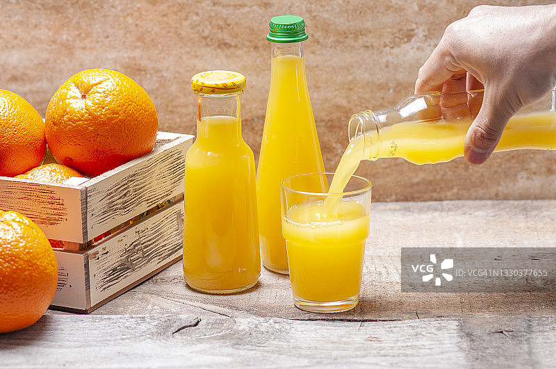 鲜榨橙汁在一个瓶子图片素材