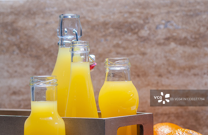鲜榨橙汁在一个瓶子图片素材