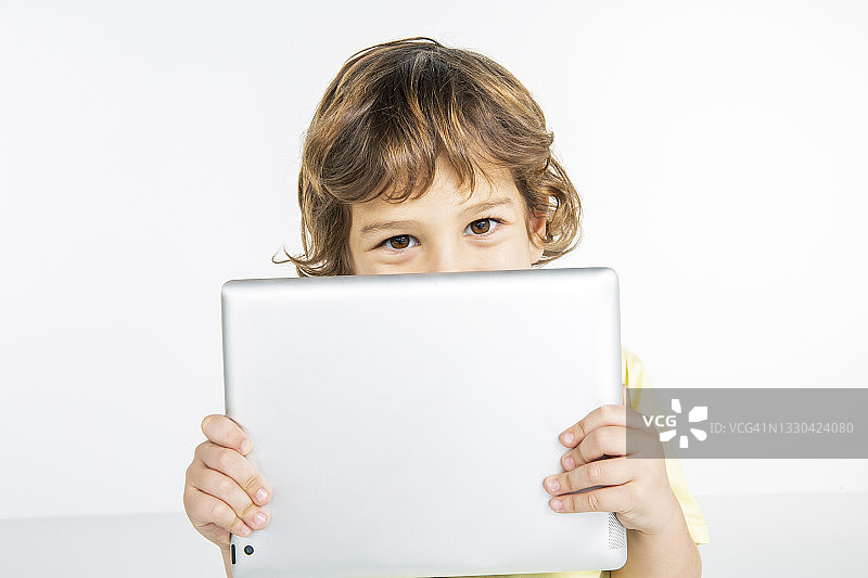 男孩手持电子平板电脑图片素材