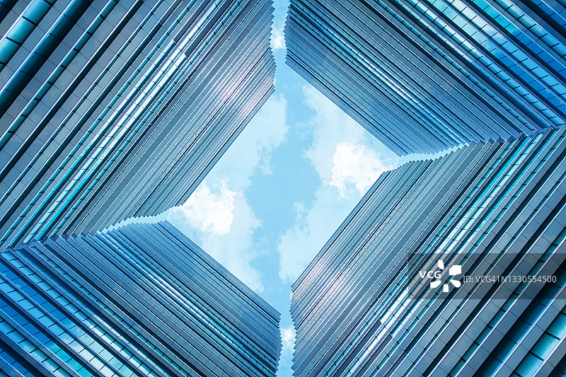 下侧面全景和透视视图以钢蓝色玻璃高层建筑摩天大楼，商业理念成功的工业建筑图片素材
