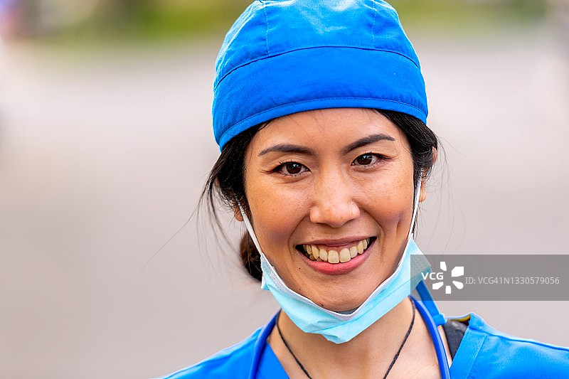 微笑的亚洲中年保健工作者看着相机图片素材