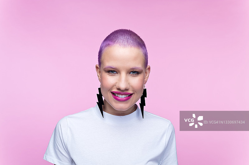一个留着紫色短发的女人的头像图片素材