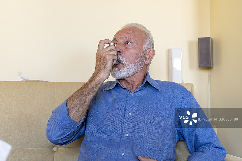 哮喘人呼吸问题是使用吸入器解决呼吸问题。图片素材
