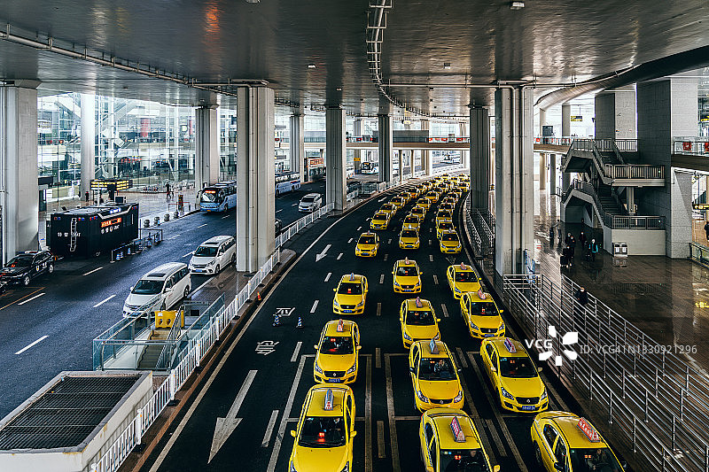机场出口处的出租车队伍图片素材