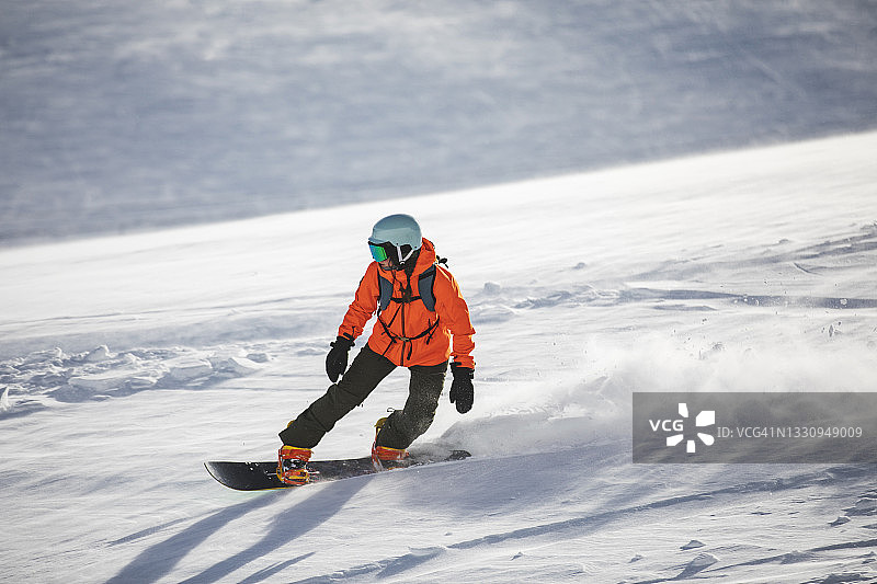 年轻的成年女子在山上滑雪图片素材