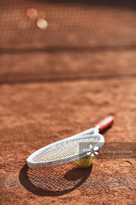 网球拍放在网球上图片素材